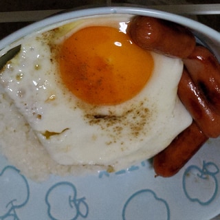 目玉焼きウィンナーご飯